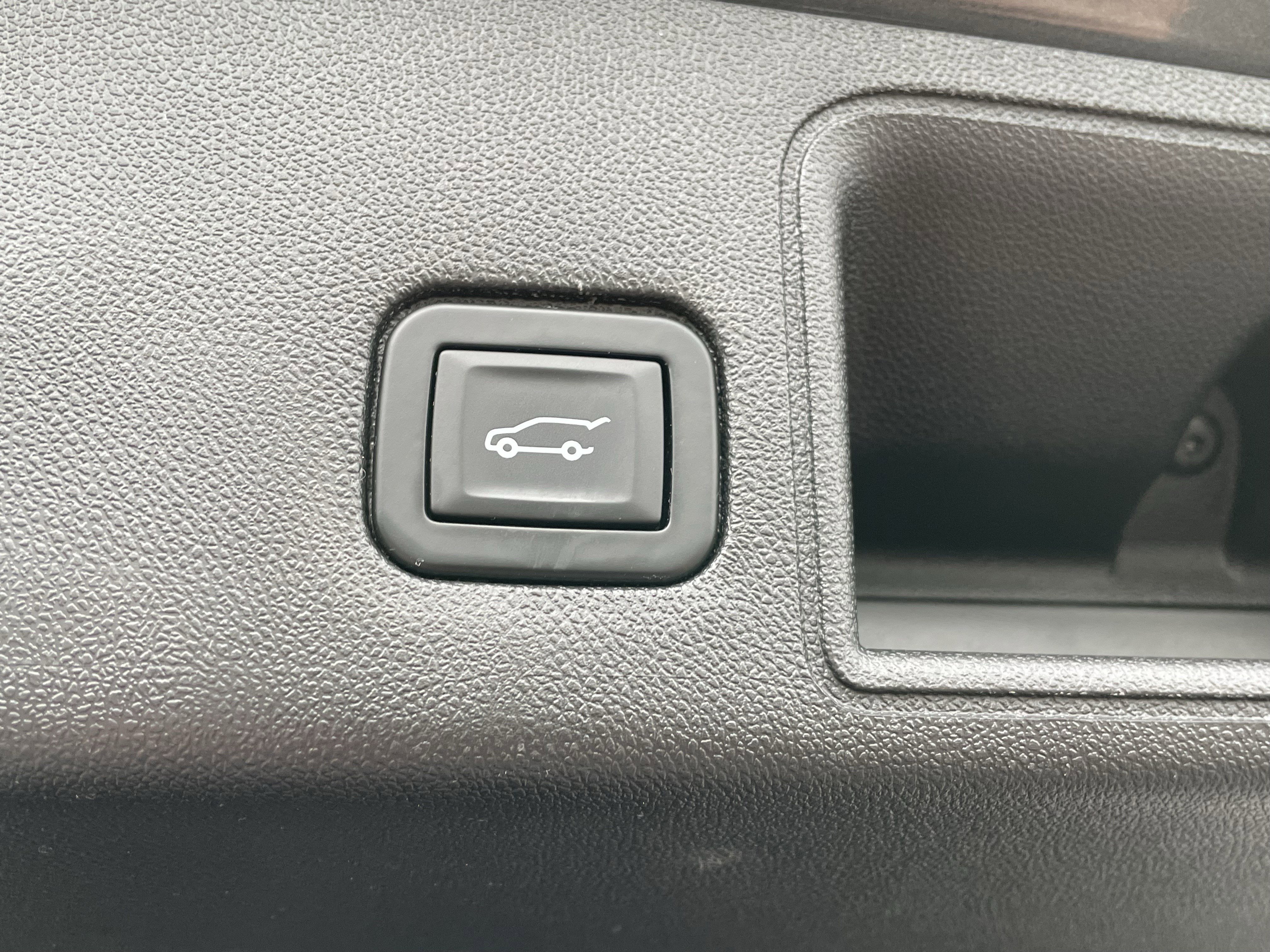 Used 2018 GMC Terrain Denali w/ Advanced Safety Package image 7