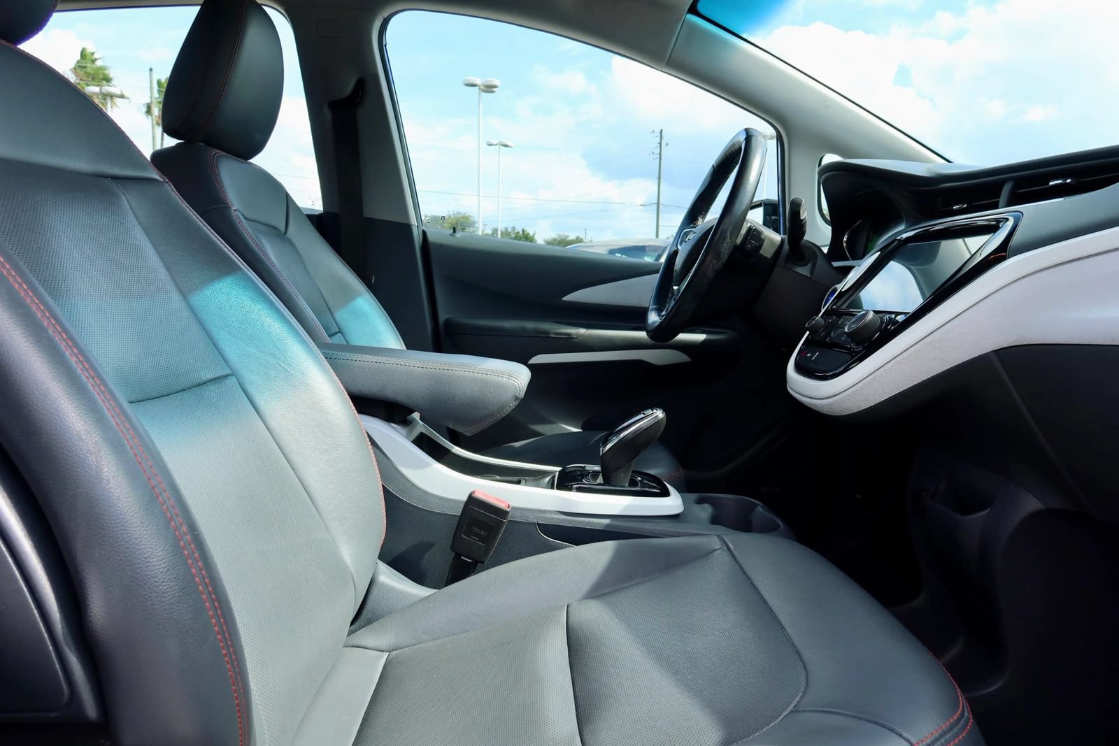 Used 2018 Chevrolet Bolt Premier w/ Driver Confidence II Package FWD image 16