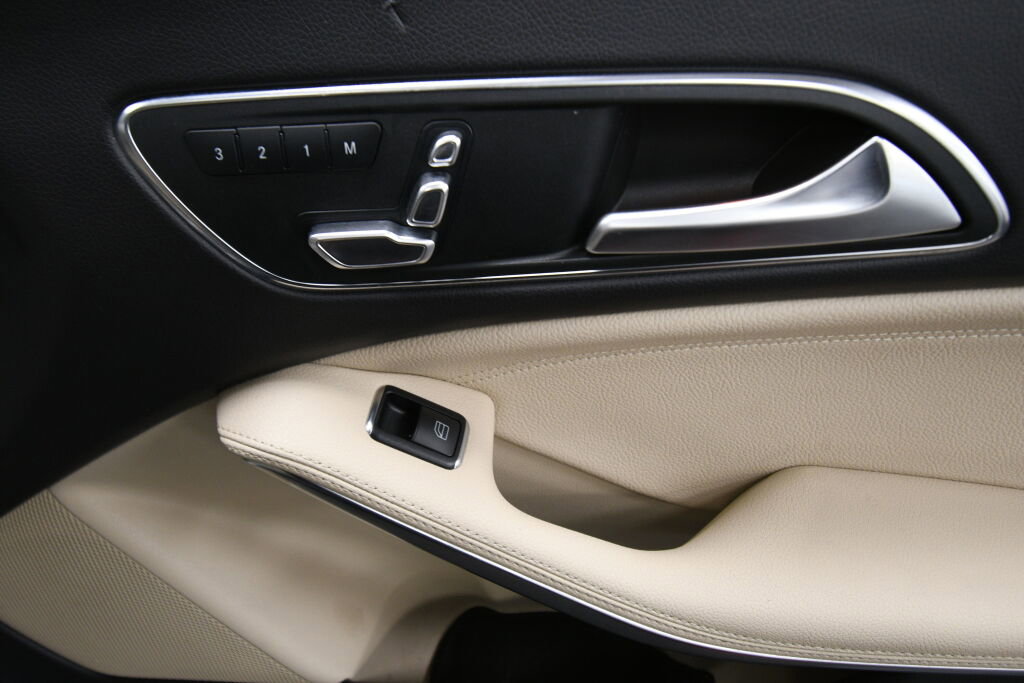 Used 2018 Mercedes-Benz CLA 250 4MATIC image 30