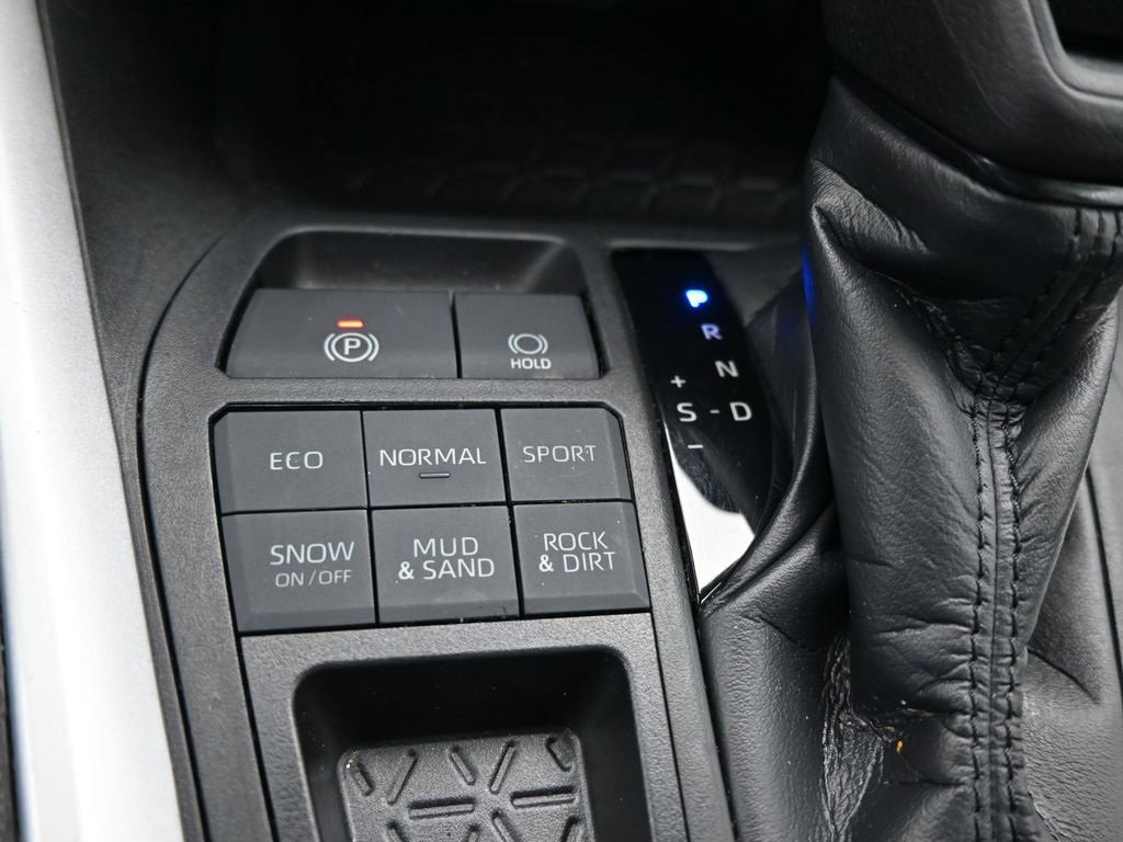 Used 2021 Toyota RAV4 XLE image 19