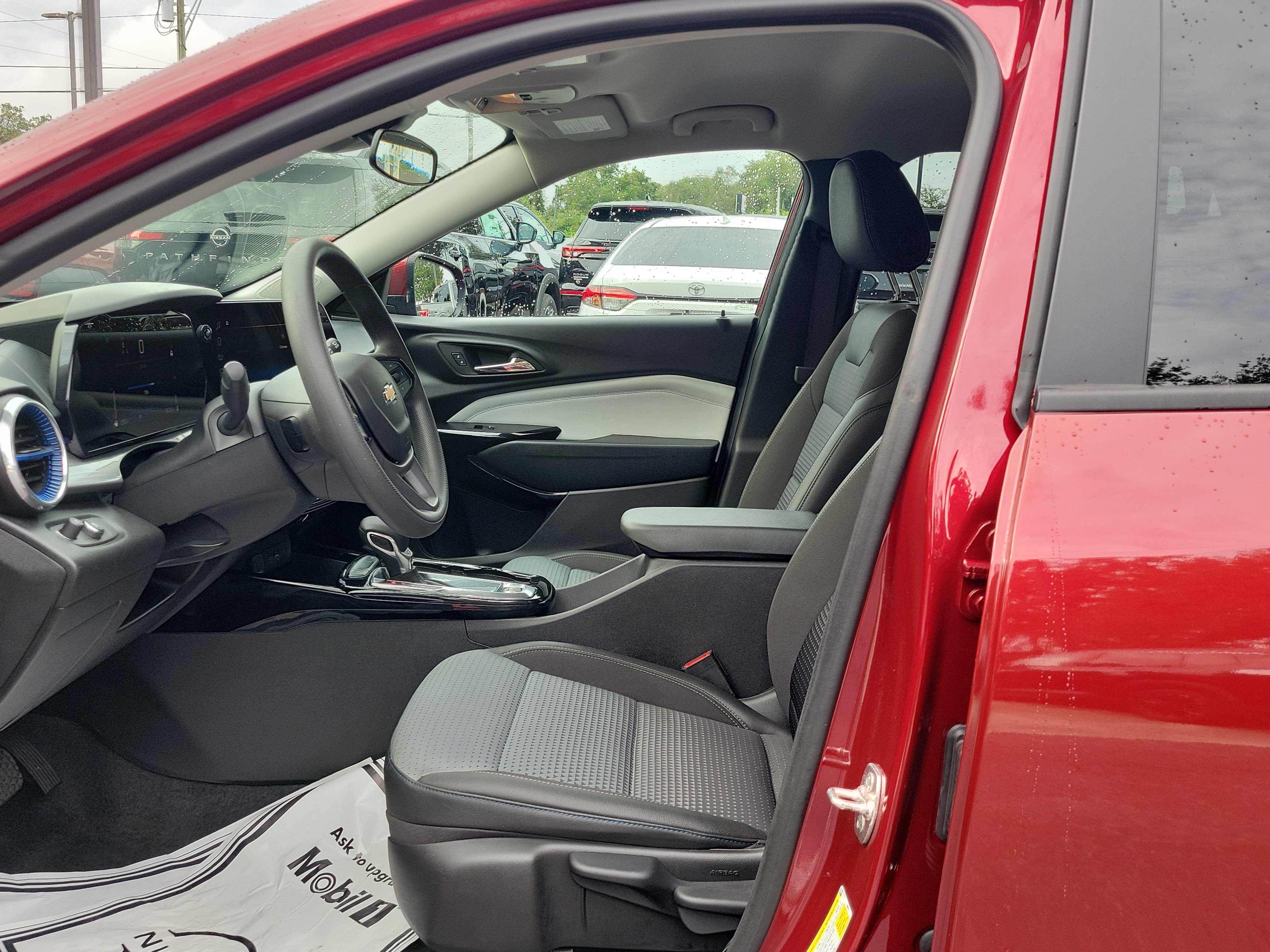 Used 2025 Chevrolet Trax LT FWD image 18