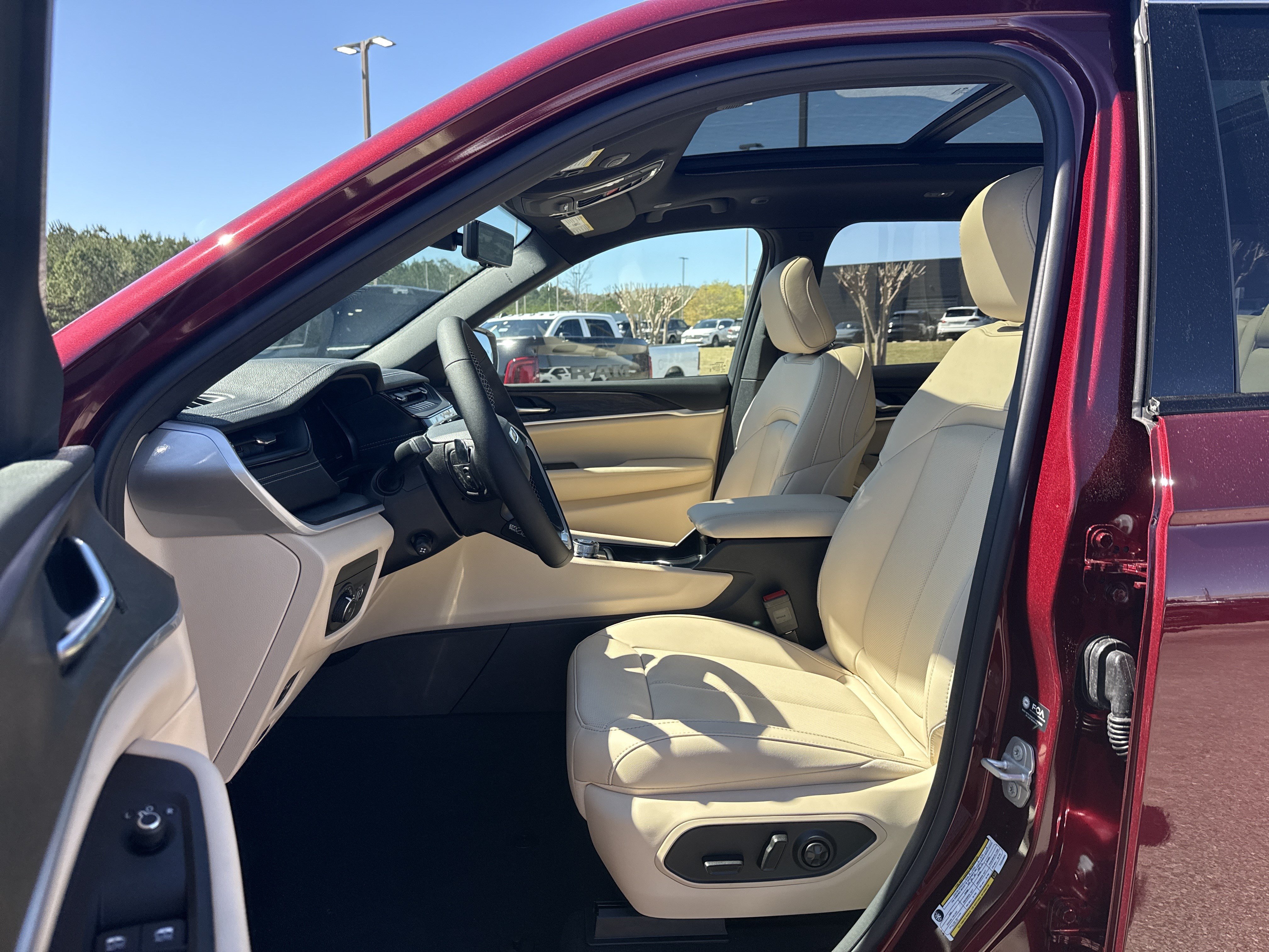 New 2026 Jeep Grand Cherokee Limited w/ Luxury Tech Group II AWD/4WD image 9