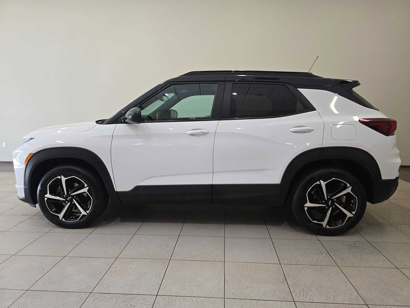 Used 2021 Chevrolet TrailBlazer RS w/ Sun and Liftgate Package AWD/4WD image 3