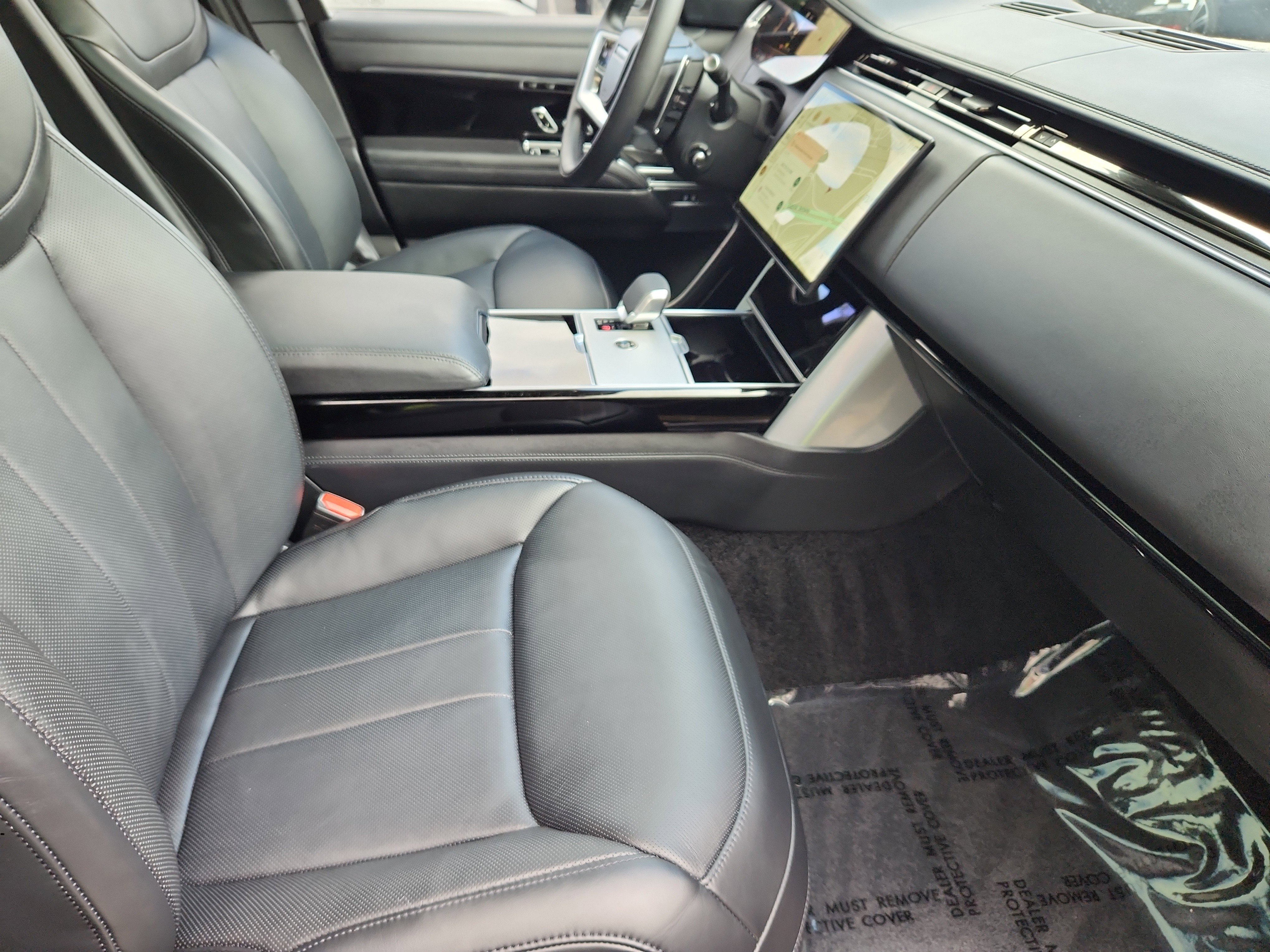 Used 2025 Land Rover Range Rover SE image 3