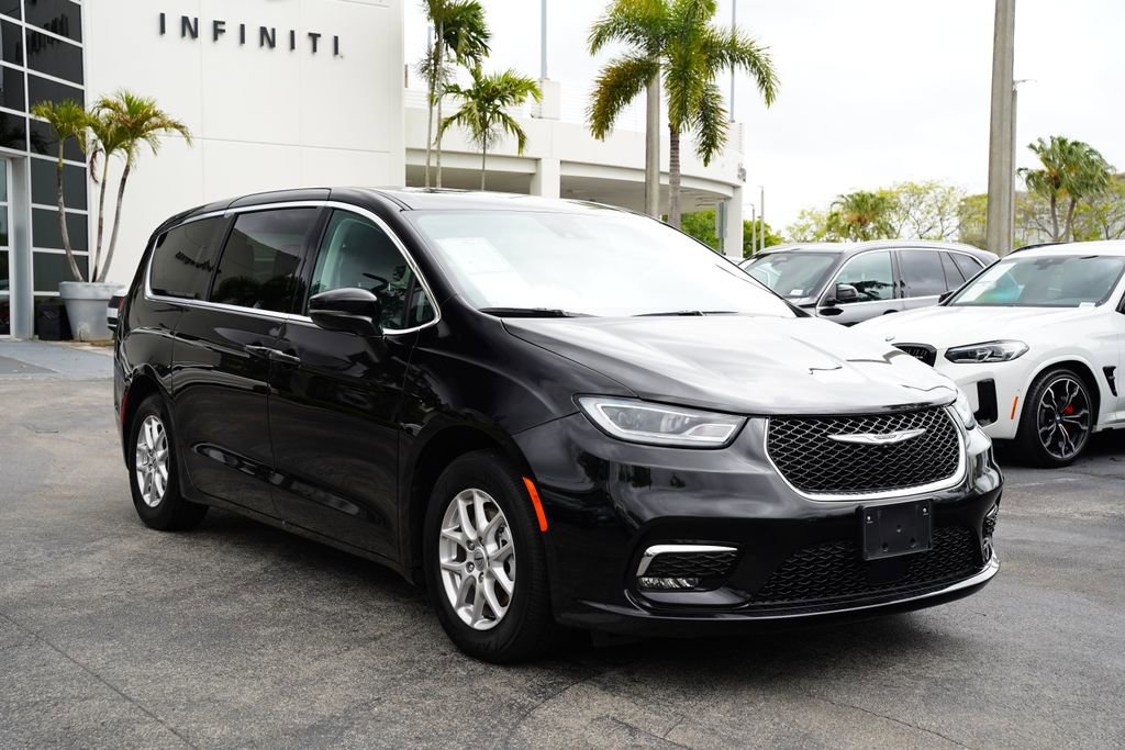 Used 2024 Chrysler Pacifica Touring-L image 6