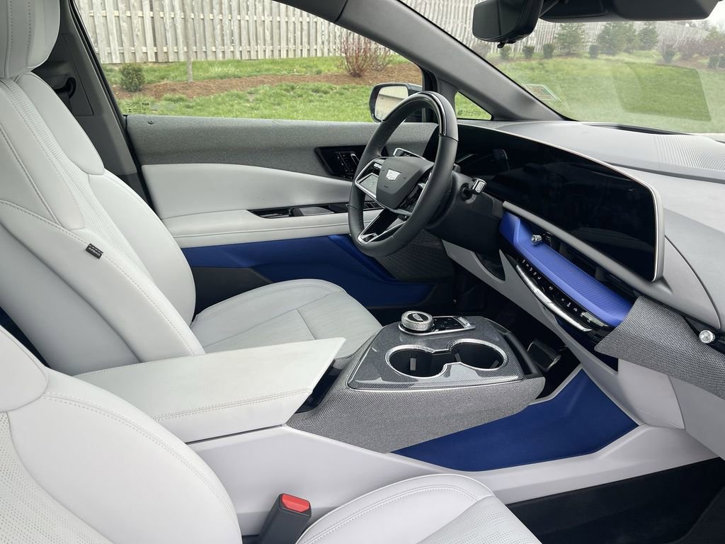 Certified 2025 Cadillac Optiq Sport 2 image 31