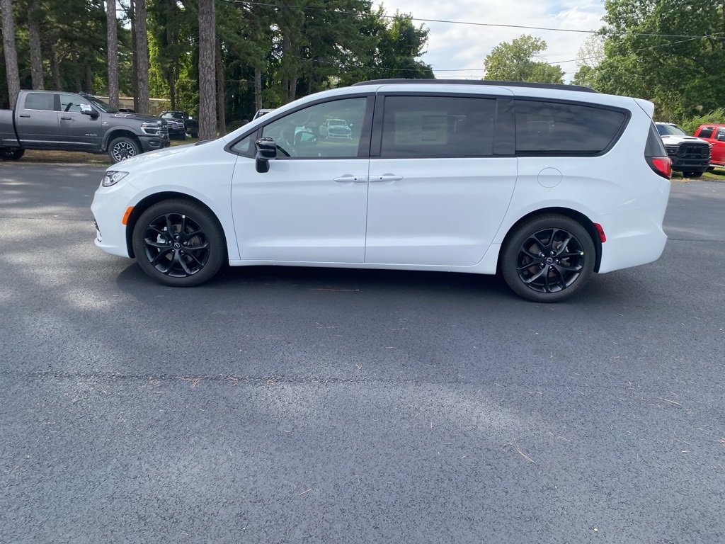 New 2026 Chrysler Pacifica Select w/ S Appearance Package image 8
