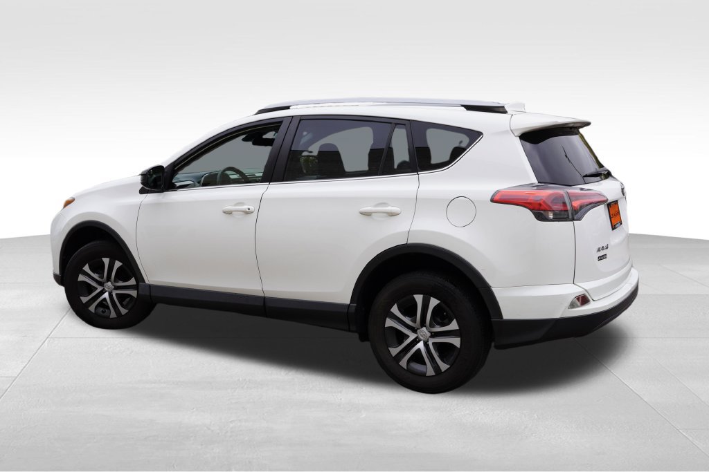 Used 2017 Toyota RAV4 LE AWD/4WD image 8