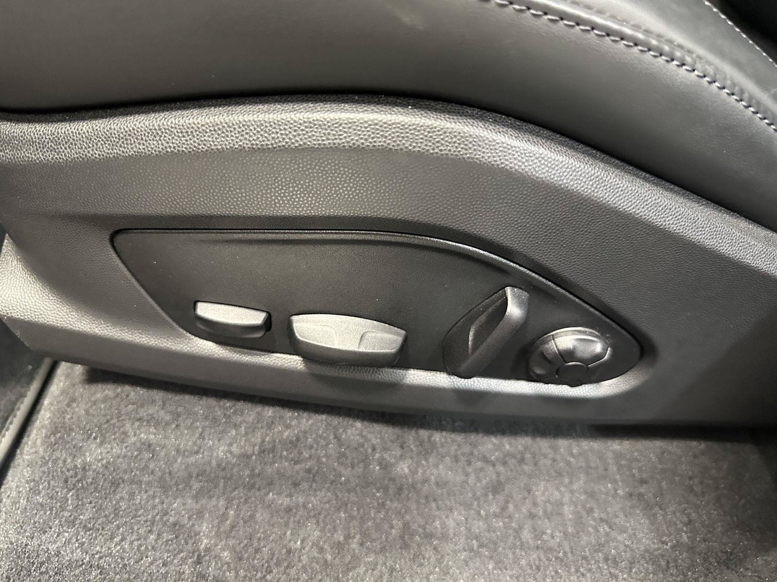 Certified 2025 Porsche Macan 4S Electric AWD/4WD image 19