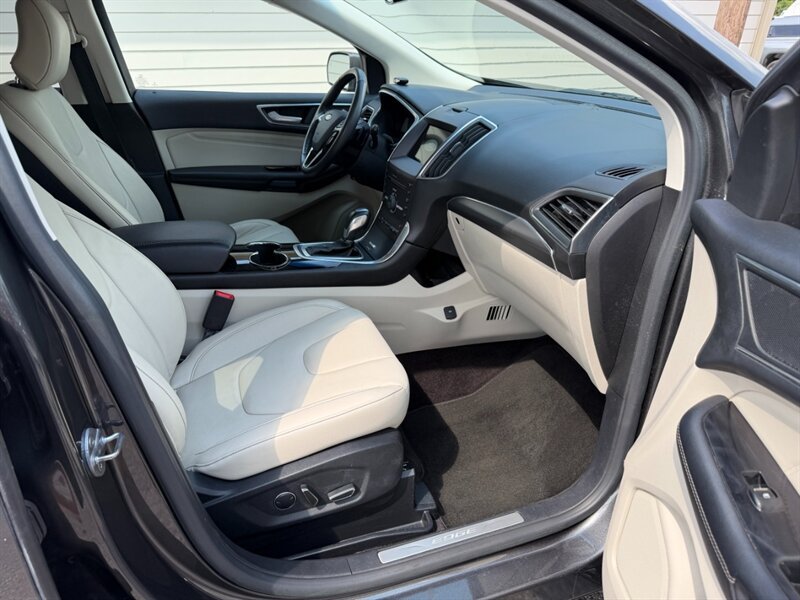 Used 2016 Ford Edge Titanium w/ Technology Package AWD/4WD image 27