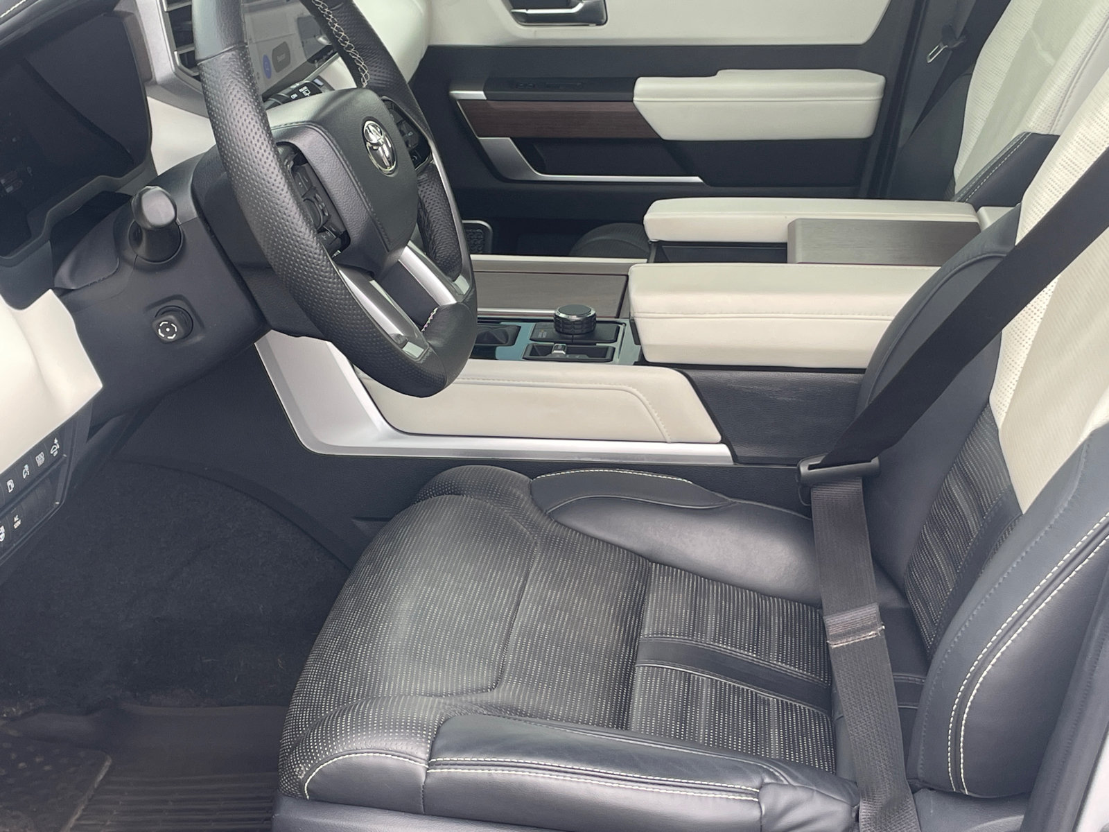 Used 2023 Toyota Sequoia Capstone AWD/4WD image 10