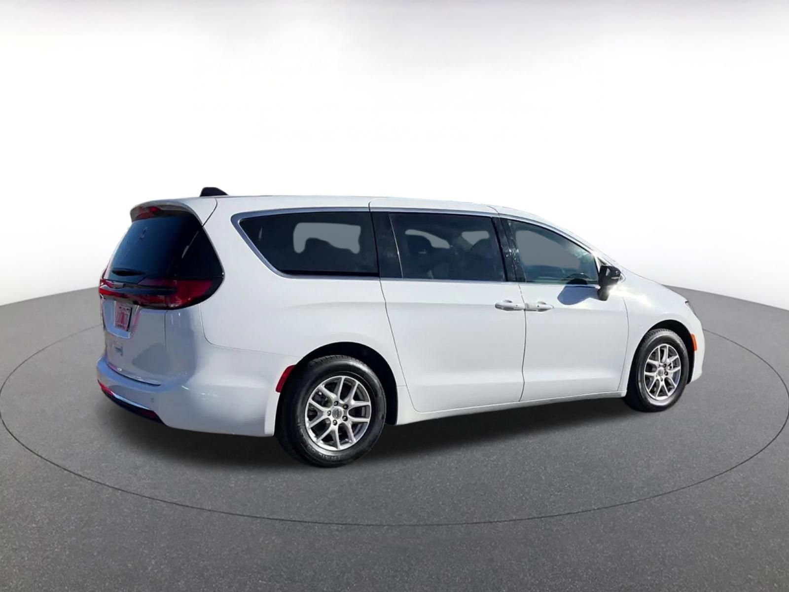 Used 2025 Chrysler Pacifica Select image 14