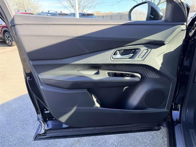 Used 2023 Nissan Ariya AWD image 16