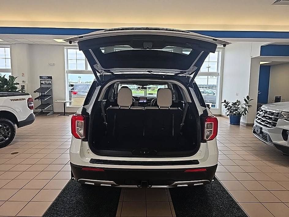 Used 2020 Ford Explorer XLT w/ Equipment Group 202A AWD/4WD image 30