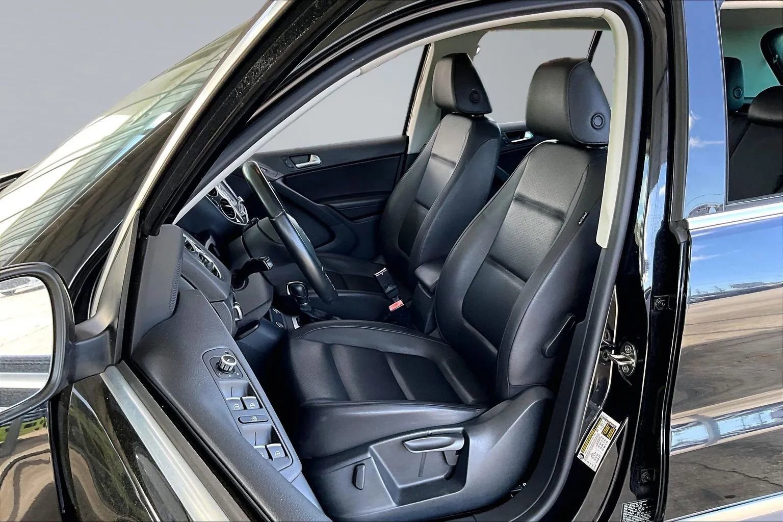 Used 2014 Volkswagen Tiguan SE FWD image 18