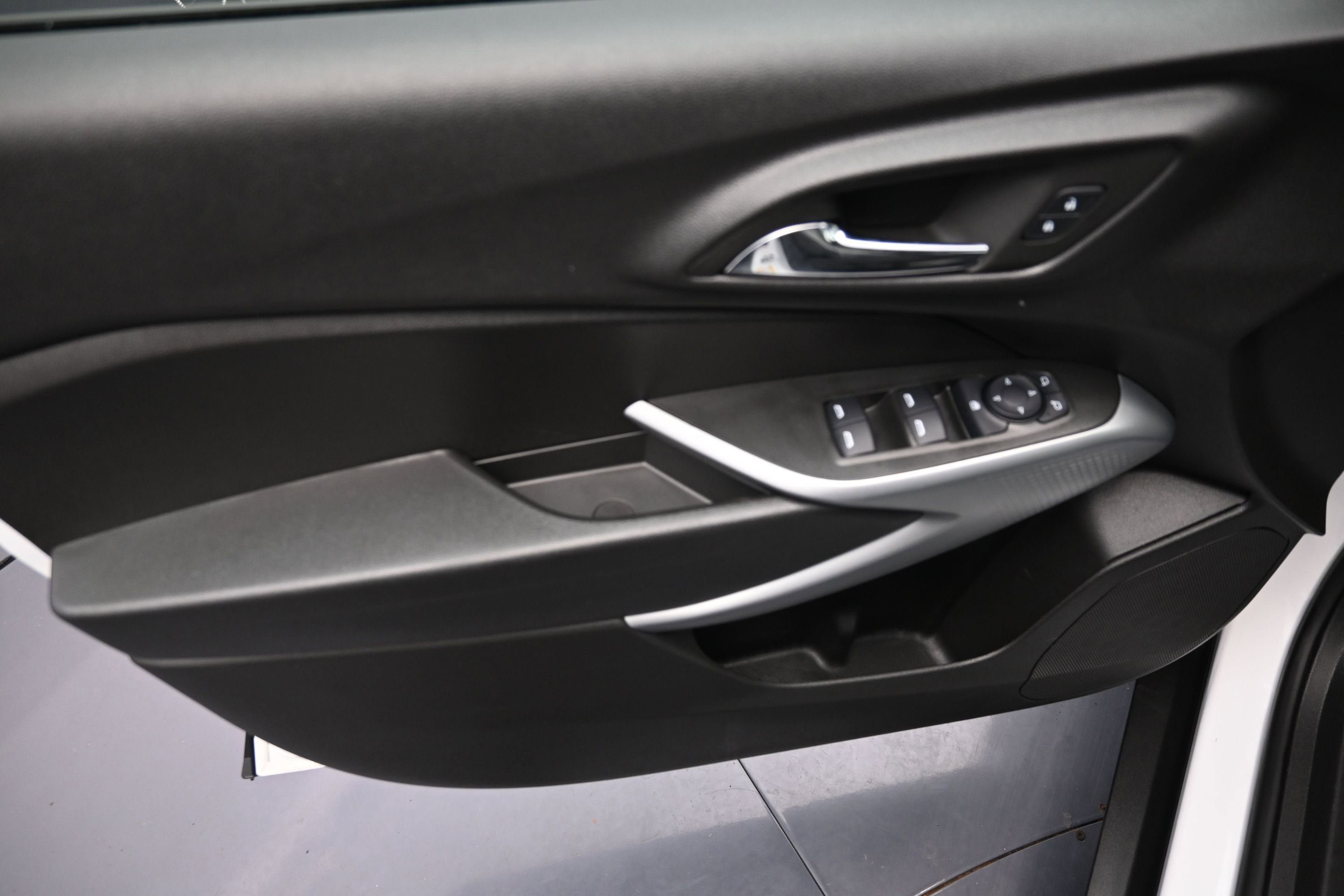 Used 2025 Chevrolet Trax RS w/ Sunroof Package FWD image 23