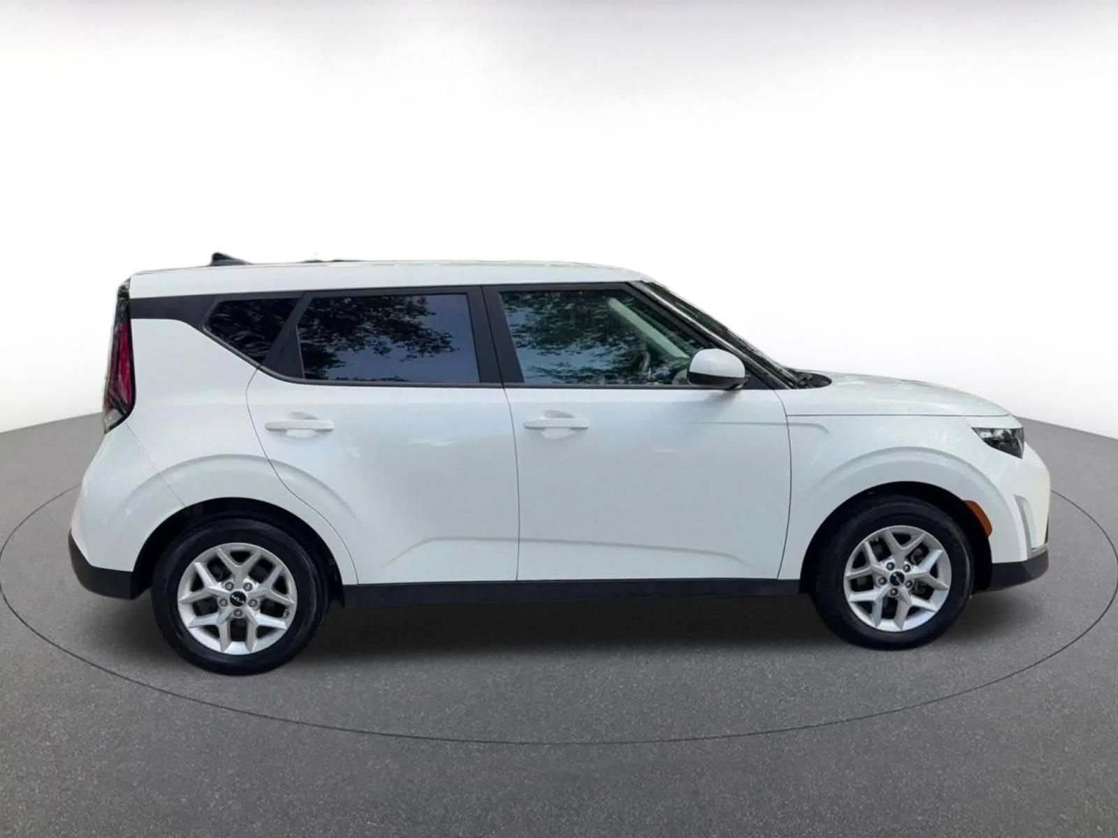 Used 2025 Kia Soul LX w/ LX Technology Package FWD image 16