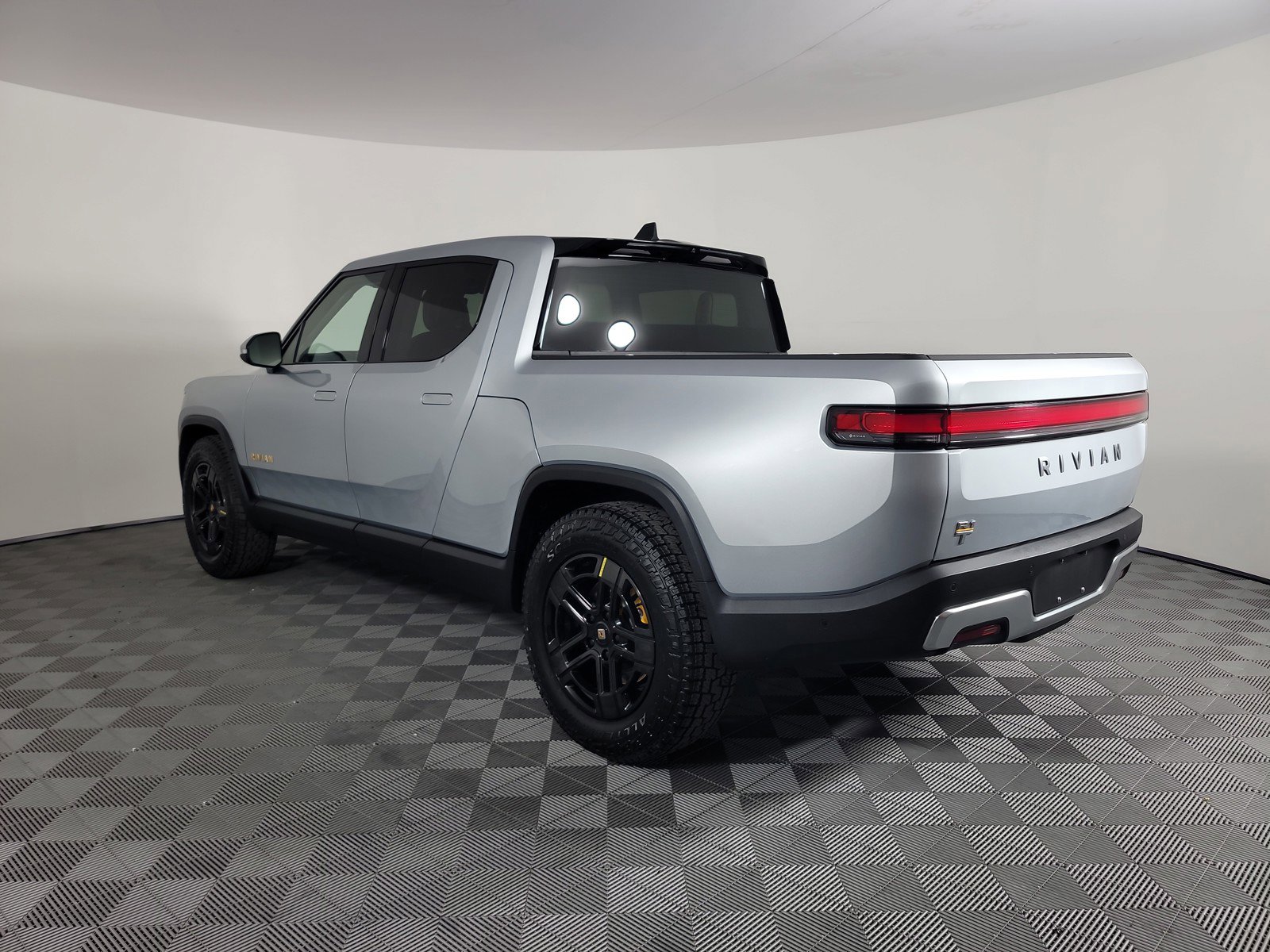 Used 2023 Rivian R1T Adventure image 3