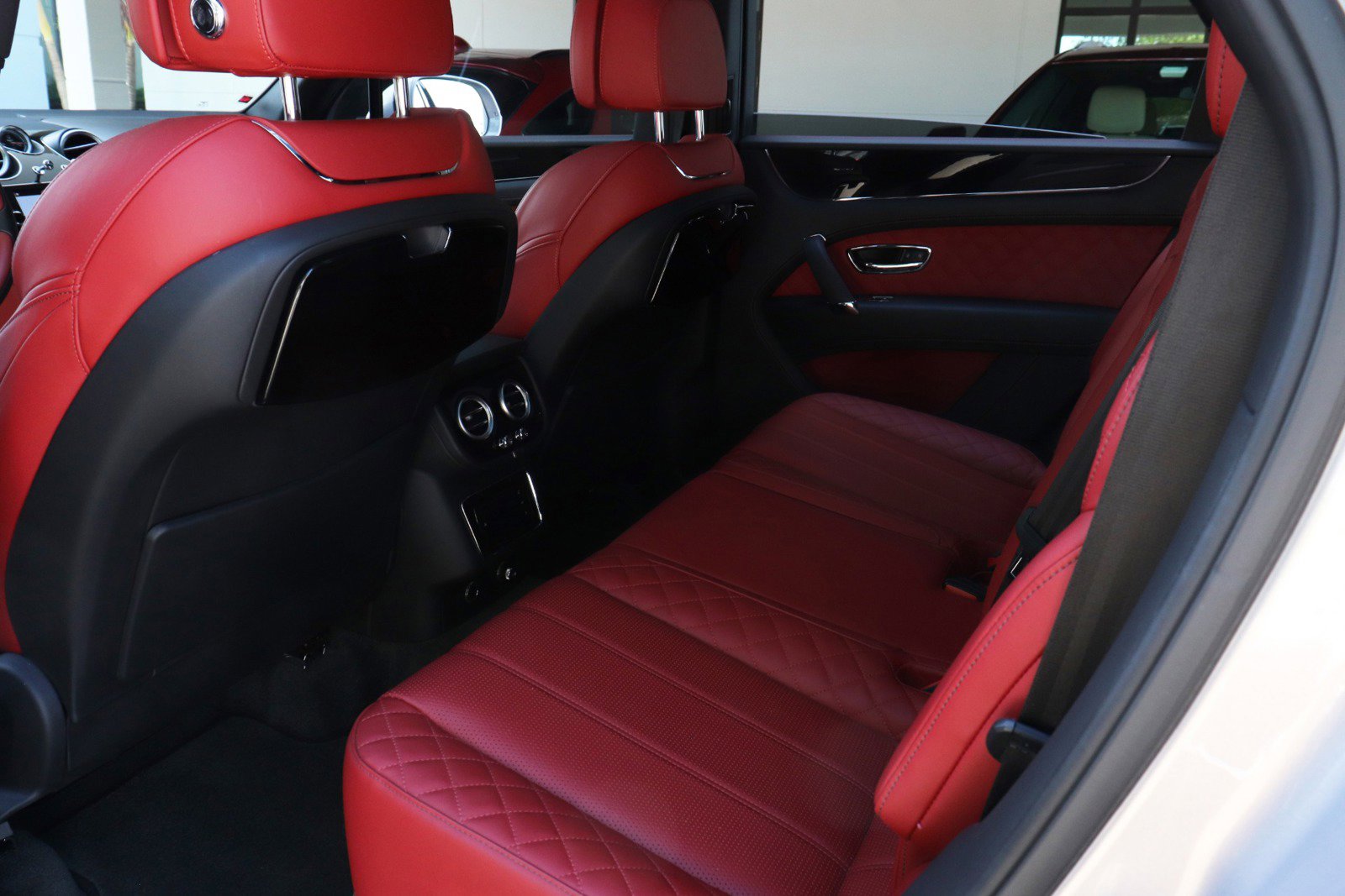 Used 2017 Bentley Bentayga image 24