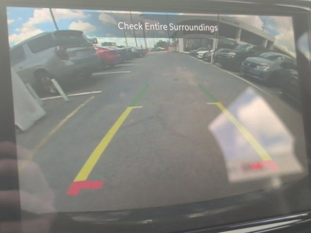 Used 2025 Chrysler Pacifica Select image 17