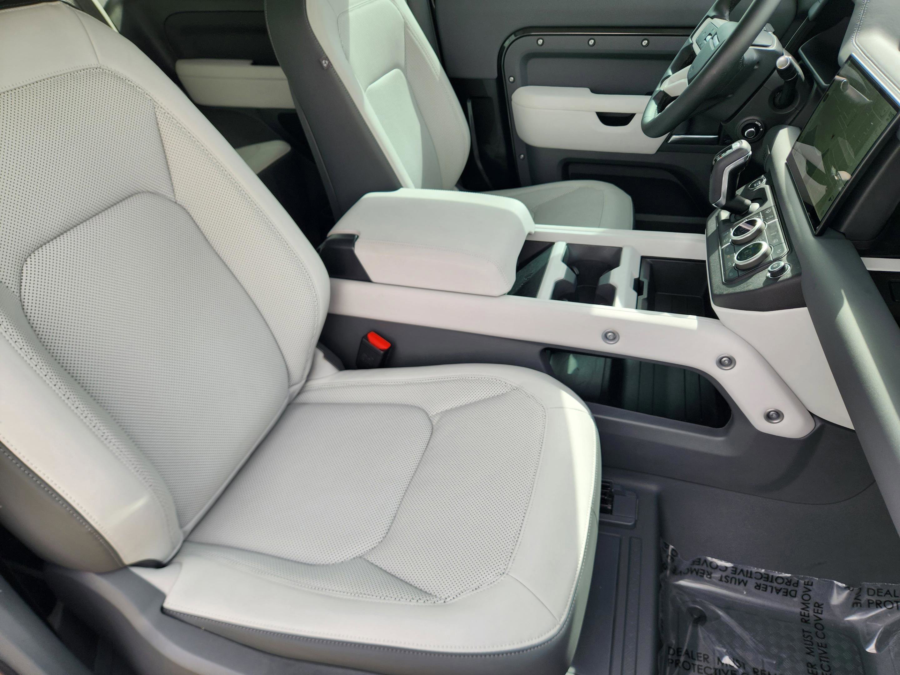 Certified 2025 Land Rover Defender 90 X-Dynamic SE image 11