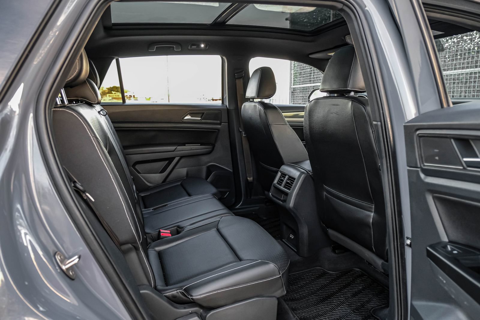 Used 2020 Volkswagen Atlas Cross Sport SE w/ Panoramic Sunroof Package FWD image 33
