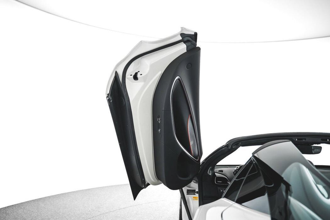 Used 2025 McLaren Artura Spider RWD image 7