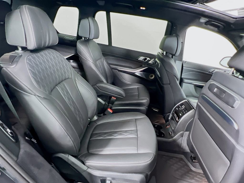 Used 2025 BMW X7 M60i image 30