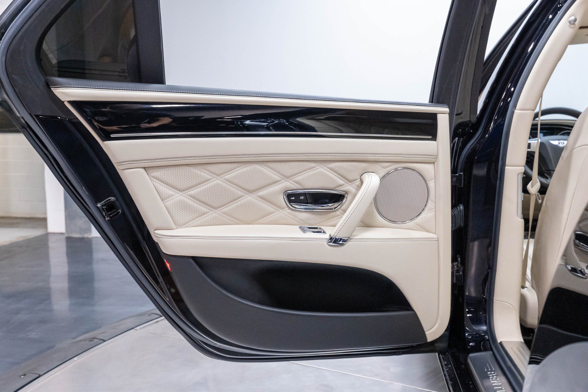 Used 2015 Bentley Flying Spur V8 AWD/4WD image 11