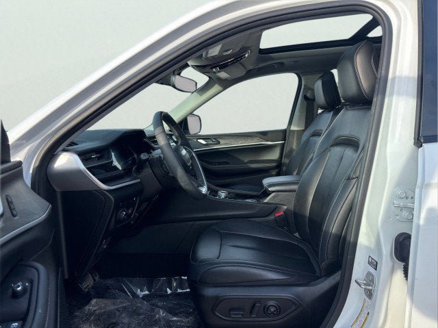 Used 2023 Jeep Grand Cherokee 4x4 image 9