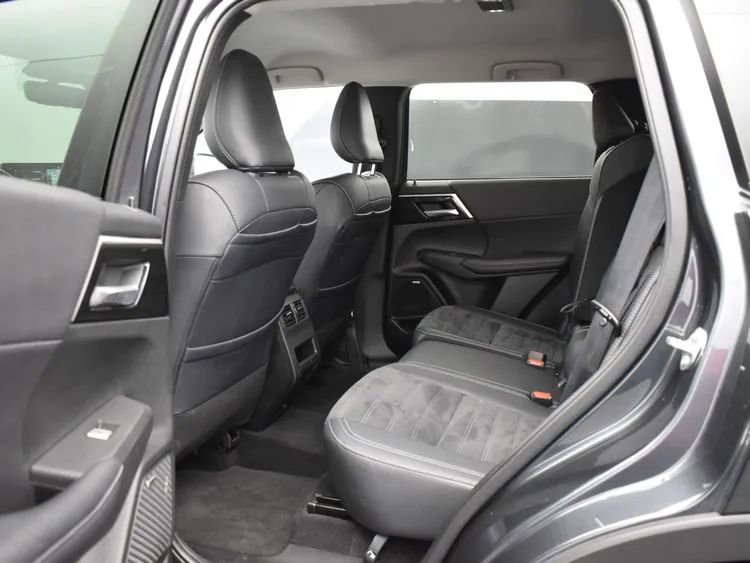 Used 2025 Mitsubishi Outlander SE image 15