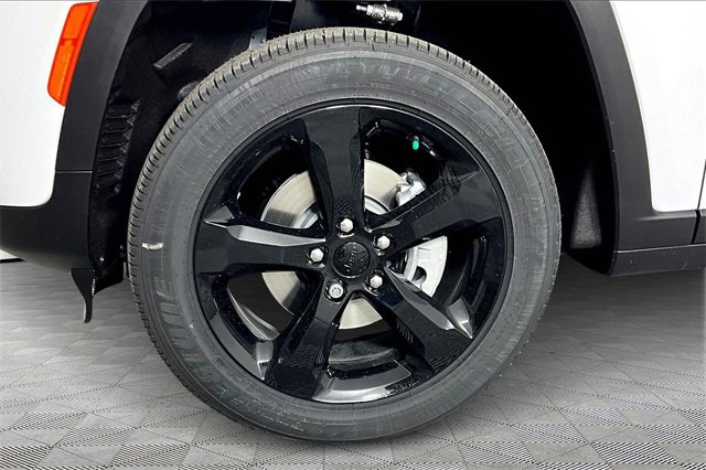 New 2025 Jeep Grand Cherokee Laredo image 13