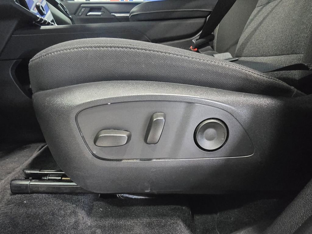 Used 2025 GMC Acadia Elevation image 15