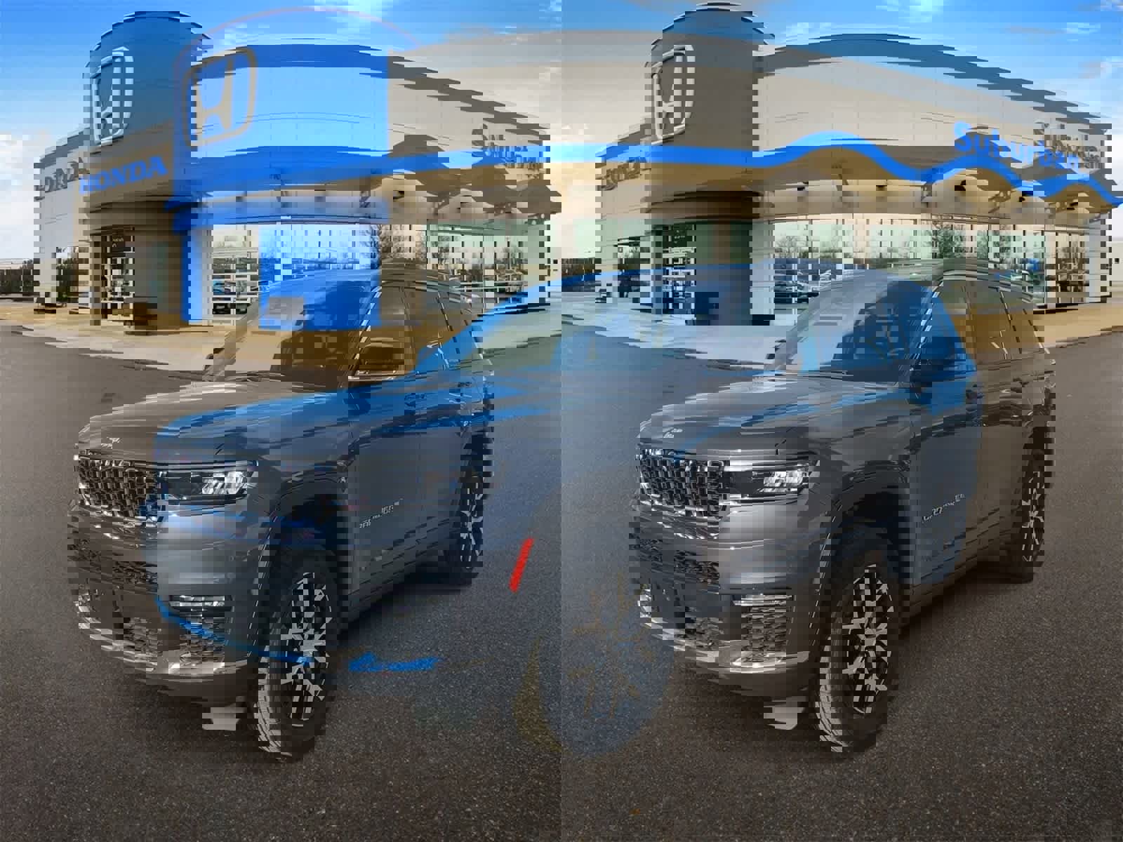 Used 2024 Jeep Grand Cherokee L Limited w/ Luxury Tech Group II image 4