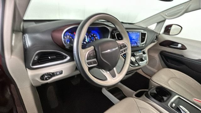 Used 2017 Chrysler Pacifica Limited w/ Advanced Safetytec Group FWD image 14