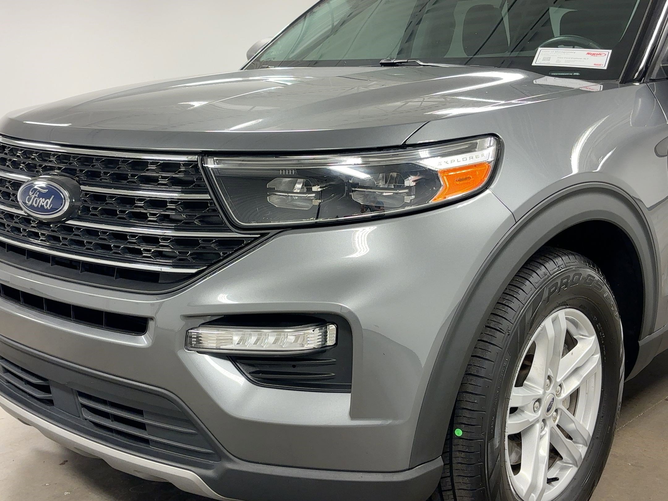 Used 2022 Ford Explorer XLT w/ Equipment Group 202A image 9