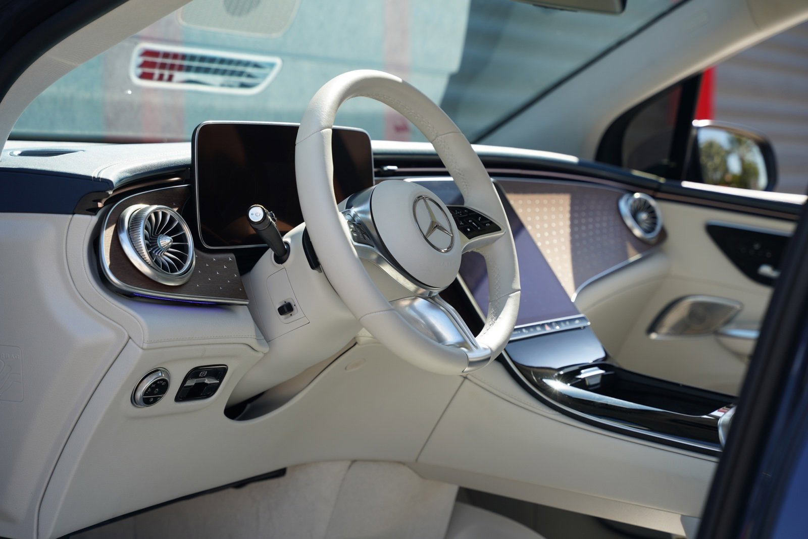 Used 2023 Mercedes-Benz EQE 500 4MATIC SUV image 3