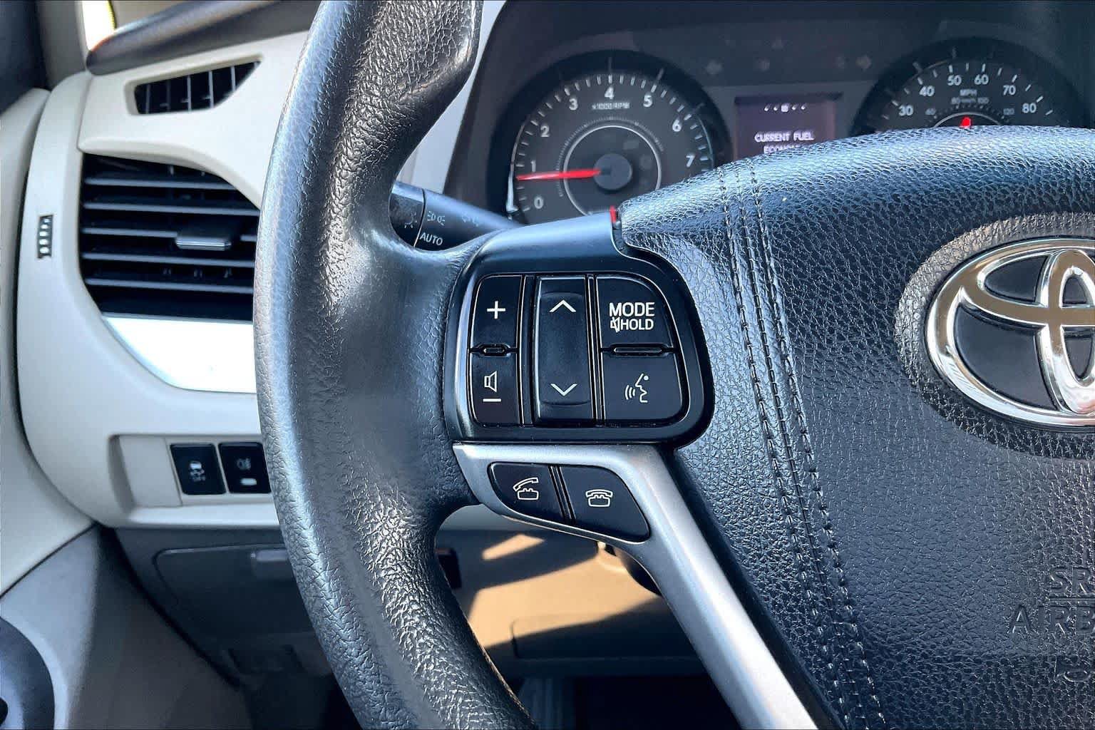 Used 2015 Toyota Sienna LE FWD image 23