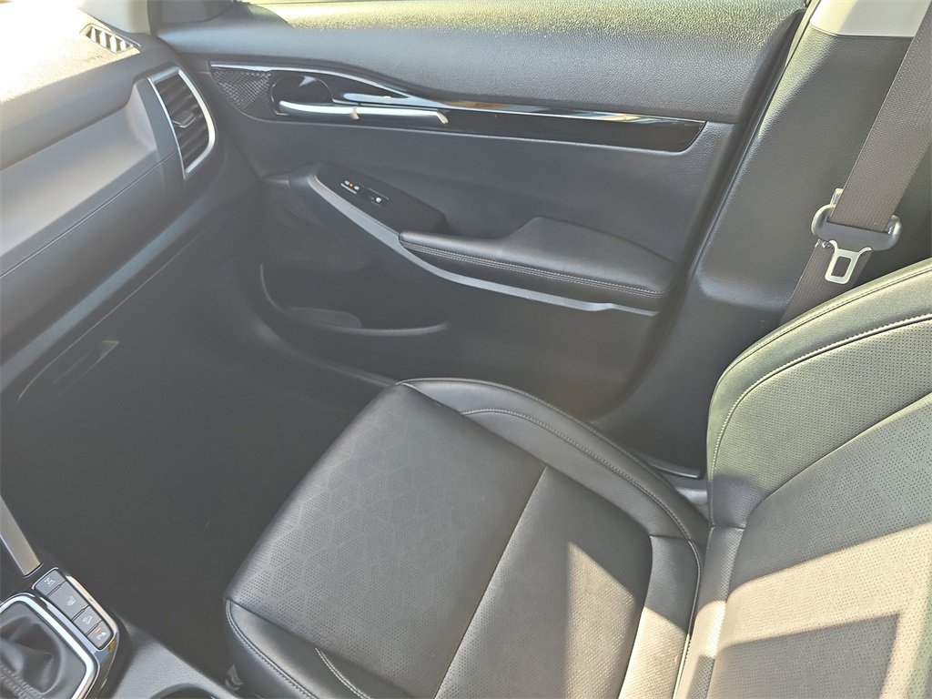 Certified 2025 Kia Seltos EX w/ EX Sunroof Package image 18