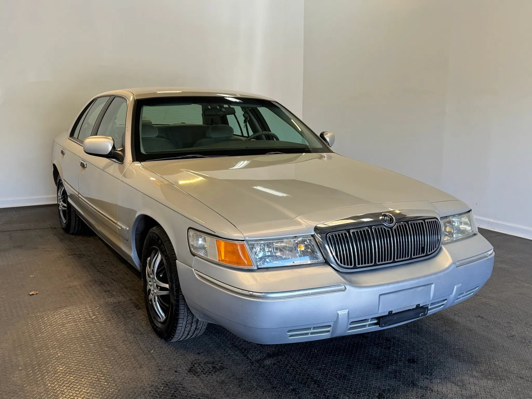Used 2002 Mercury Grand Marquis GS RWD image 3