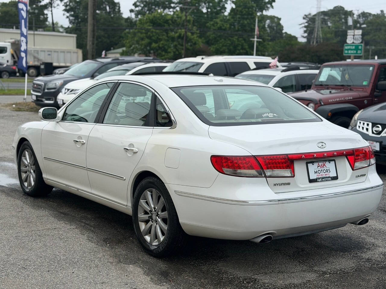 Used 2010 Hyundai Azera Limited w/ Navigation Pkg 3 FWD image 6