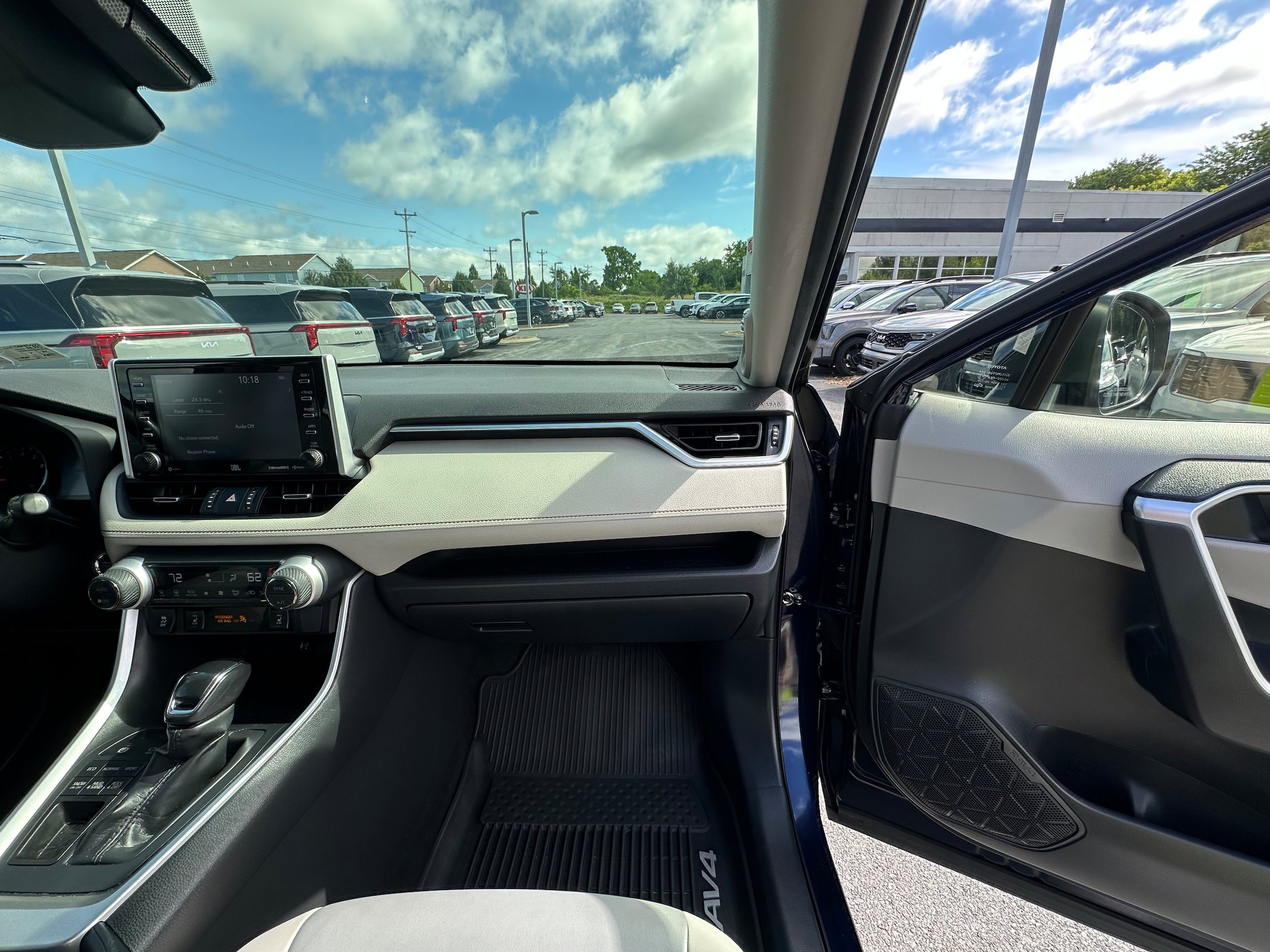 Used 2019 Toyota RAV4 XLE Premium w/ Cold Weather Package AWD/4WD image 19