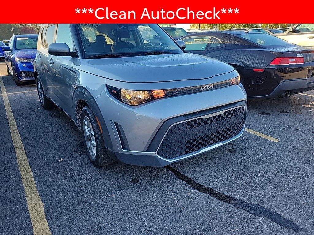 Used 2023 Kia Soul LX w/ LX Technology Package FWD image 3