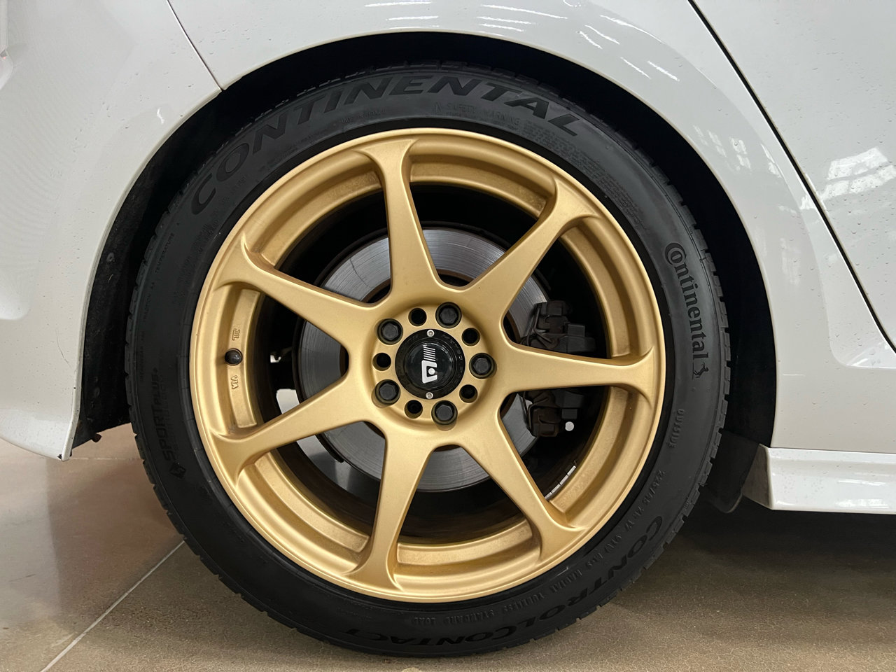 Used 2017 Volkswagen Golf R 4-Door image 27