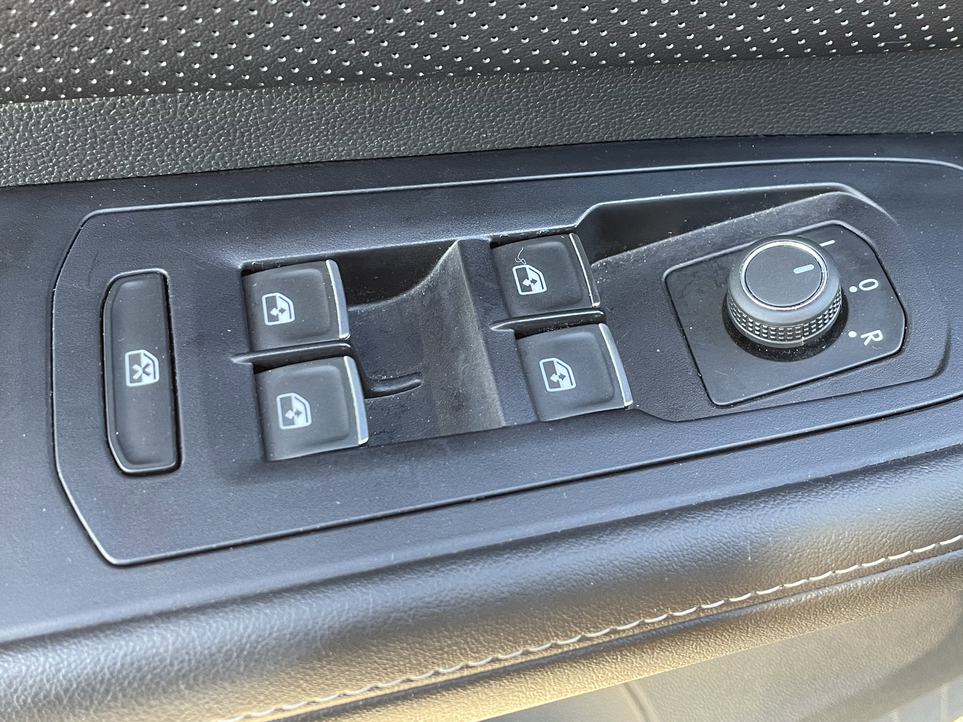 Used 2025 Volkswagen Atlas SE image 22