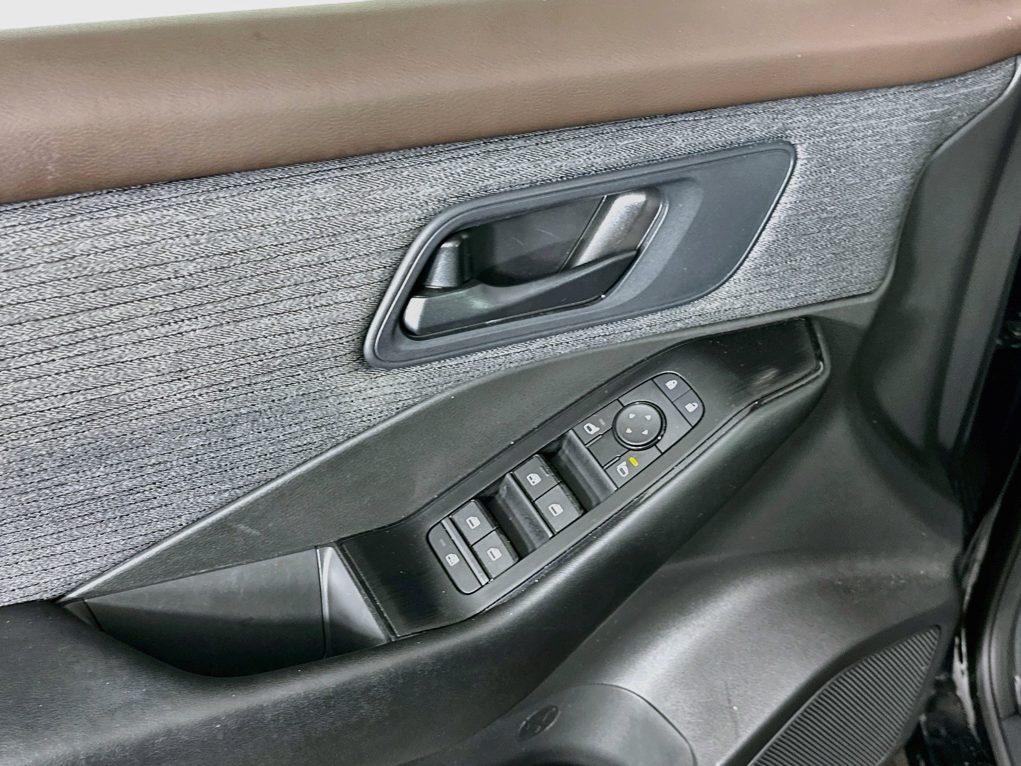 Used 2023 Nissan Rogue S FWD image 15