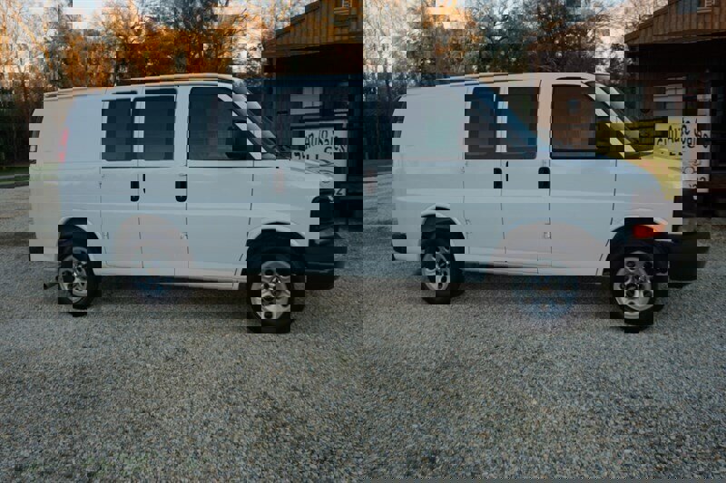 Used 2010 Chevrolet Express 1500 image 22