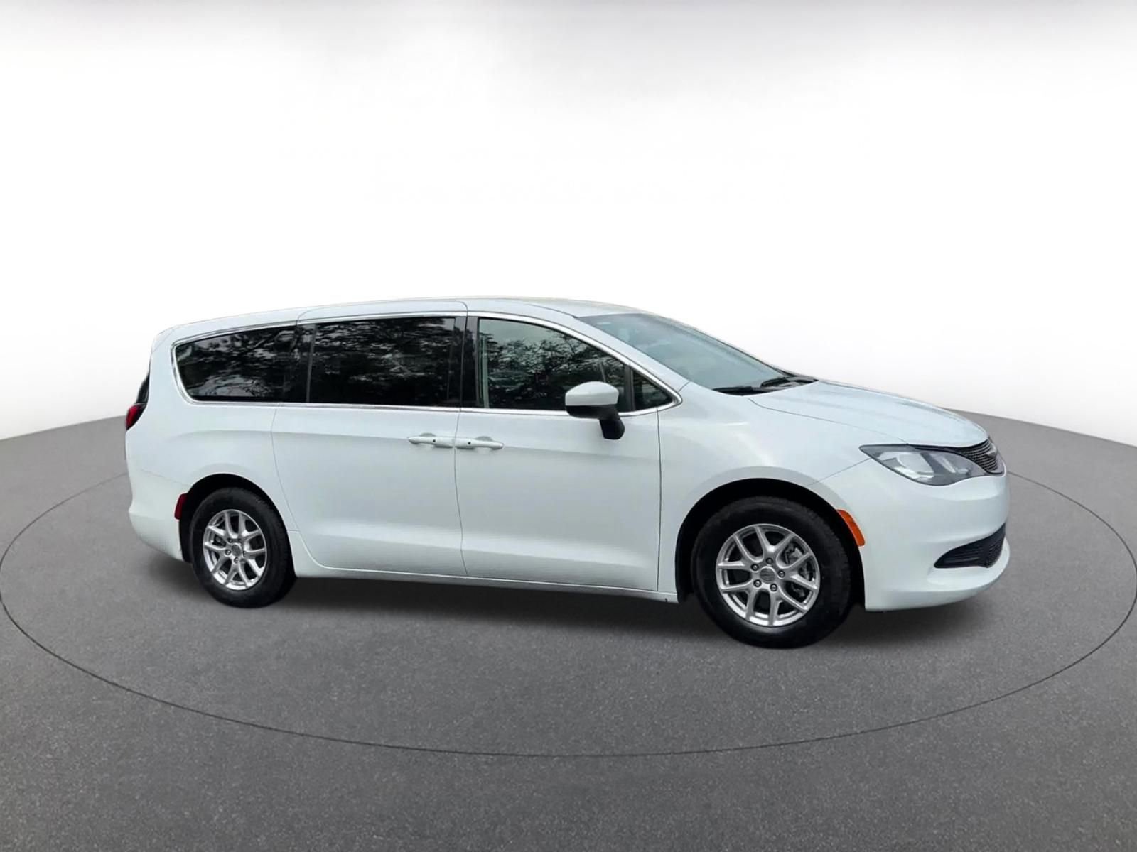 Used 2023 Chrysler Voyager LX image 2