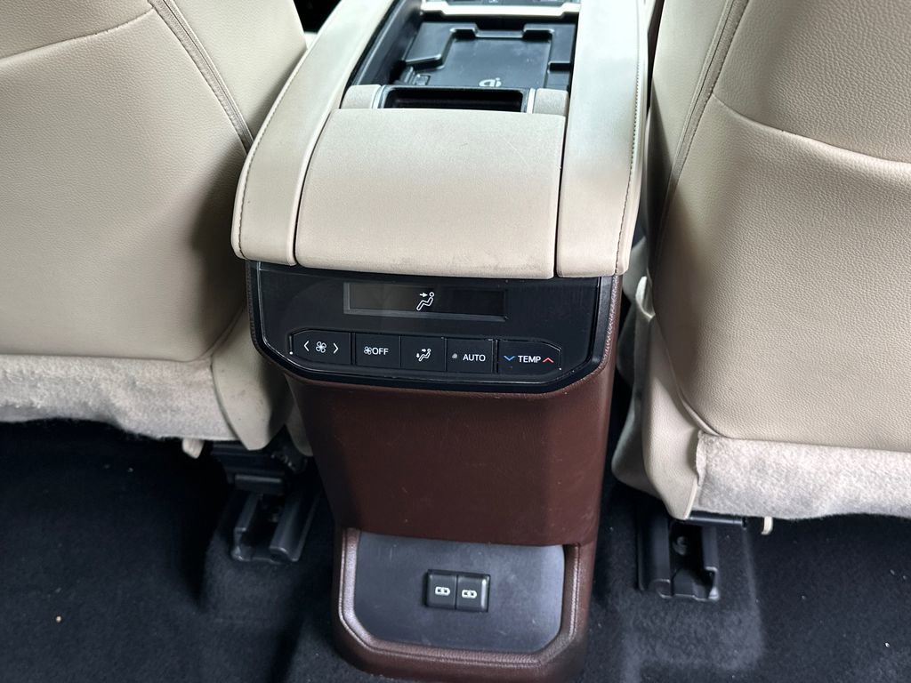 Used 2022 Toyota Highlander XLE AWD/4WD image 18