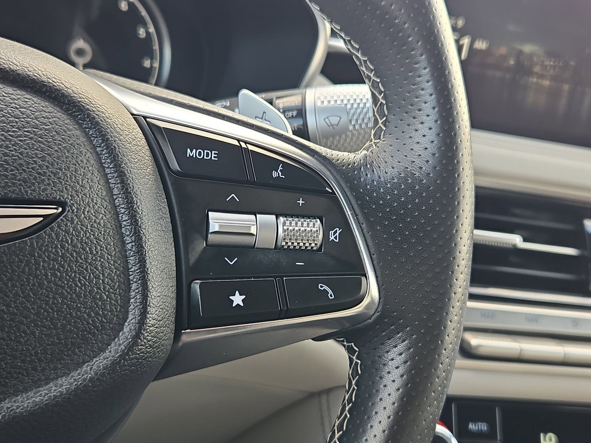 Used 2025 Genesis G70 2.5T image 18